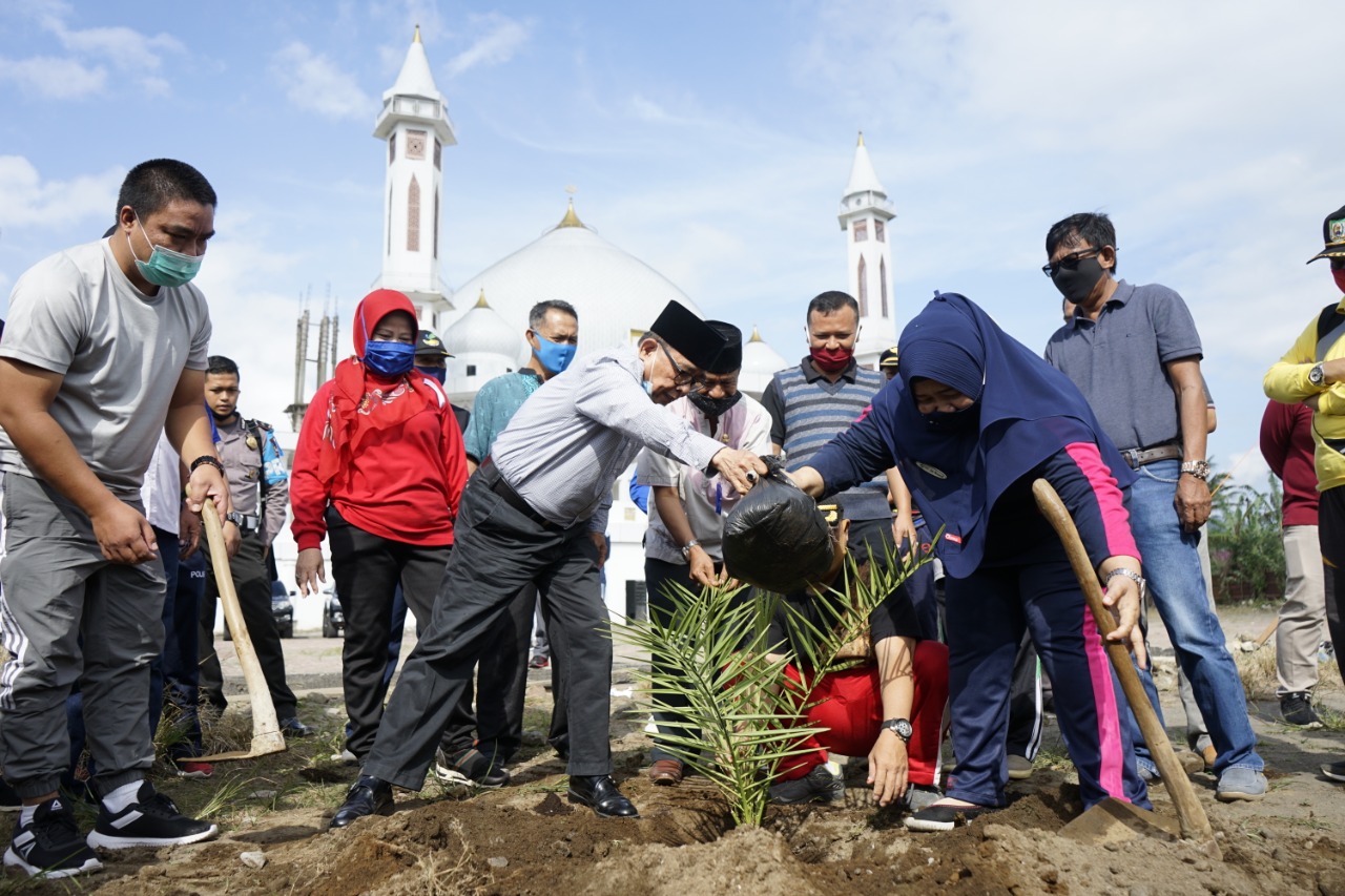 Forkompimda Tanam 20 Pohon Kurma di Masjid Agung Kepahiang