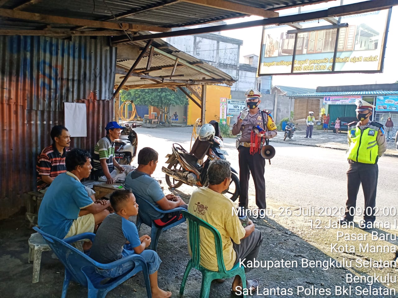 Polantas Polres Bengkulu Selatan Sambangi Warga