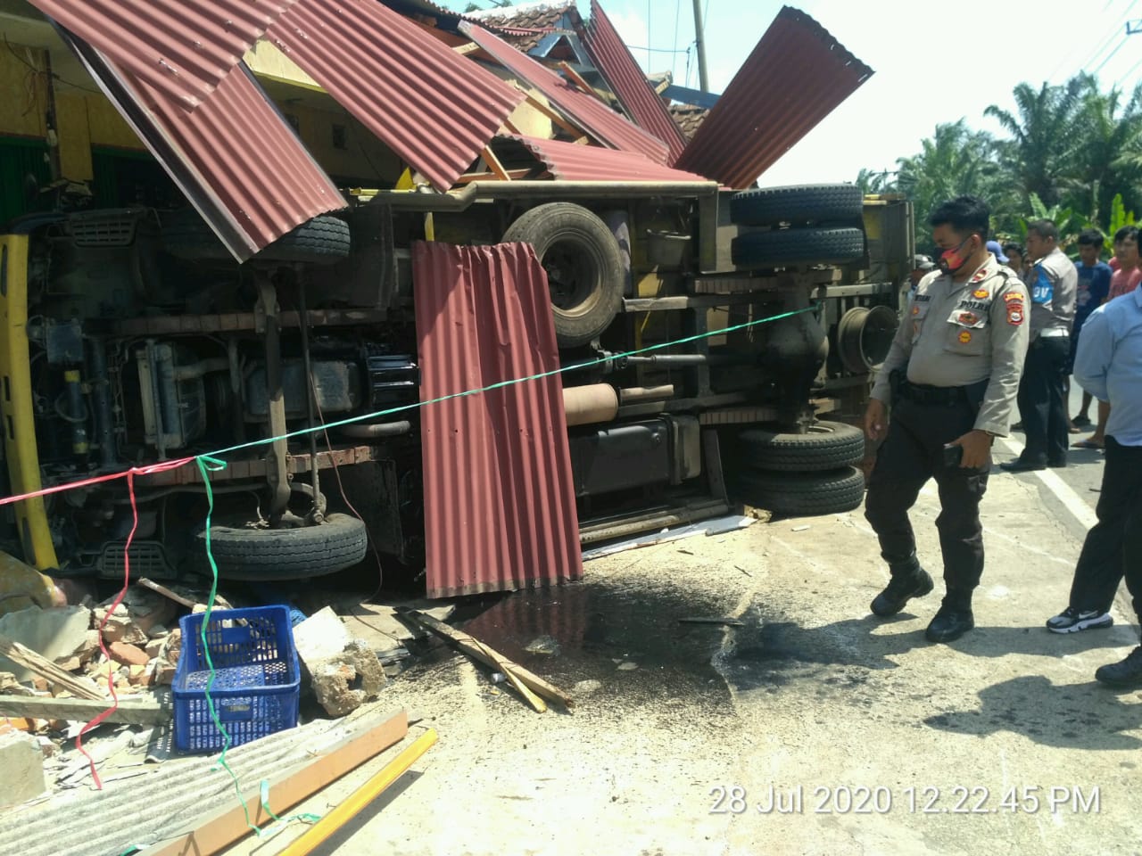 Tabrak Beat, Truck Hantam Warung Manisan di Kedurang Ilir Bengkulu Selatan