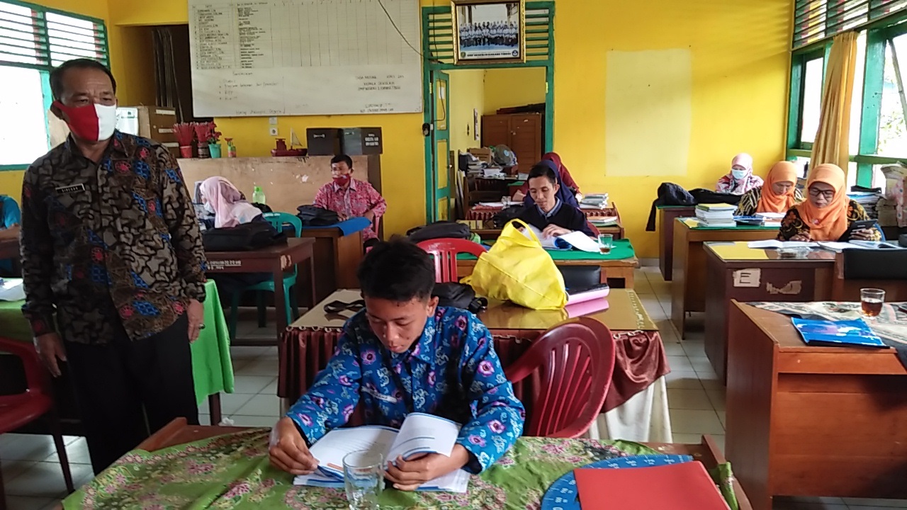 267 Siswa SMPN 5 Kabupaten Bengkulu Tengah Diberi Uang Pulsa