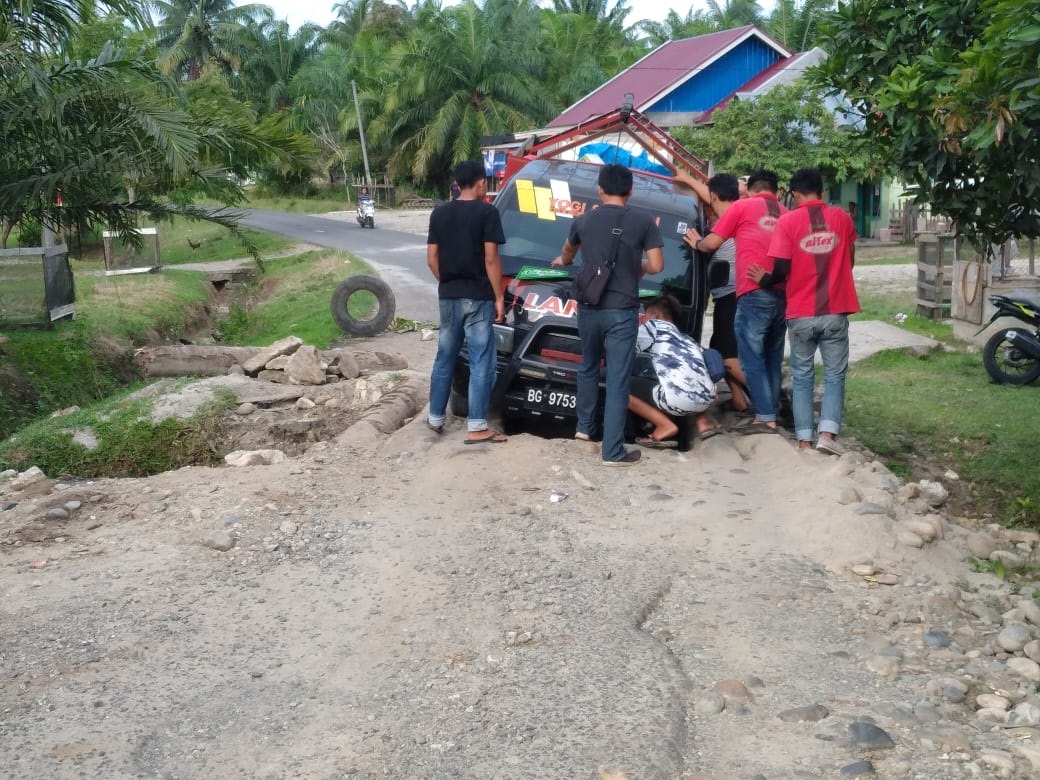 Warga Celaka di Jembatan Talang Arah Bengkulu Utara