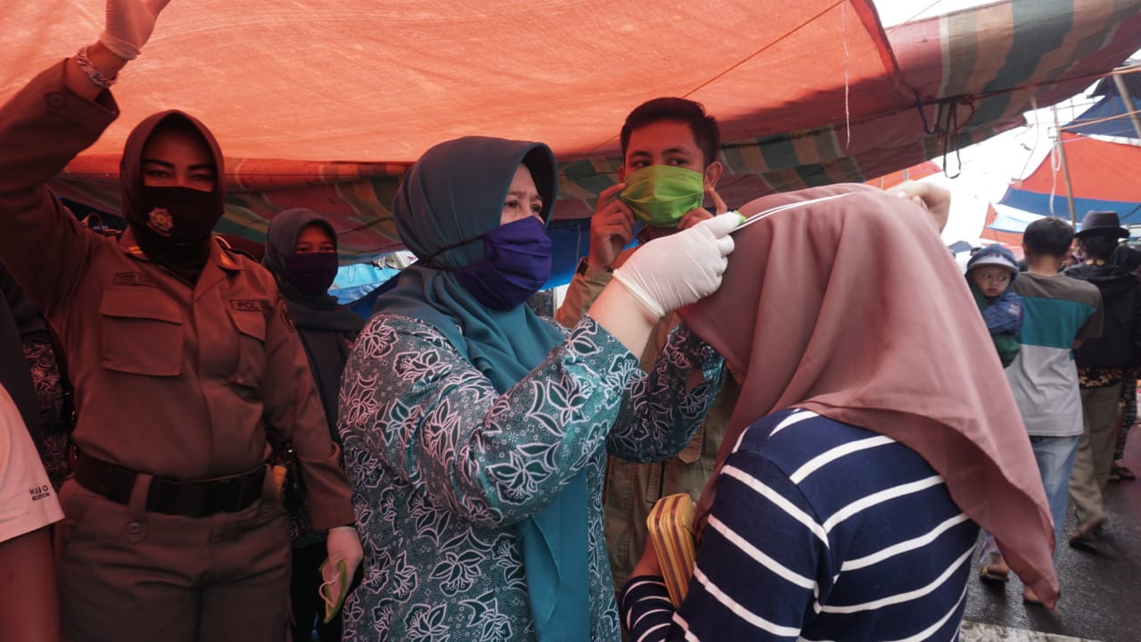 Ketua TP PKK Rejang Lebong Turun Langsung Bagikan Masker