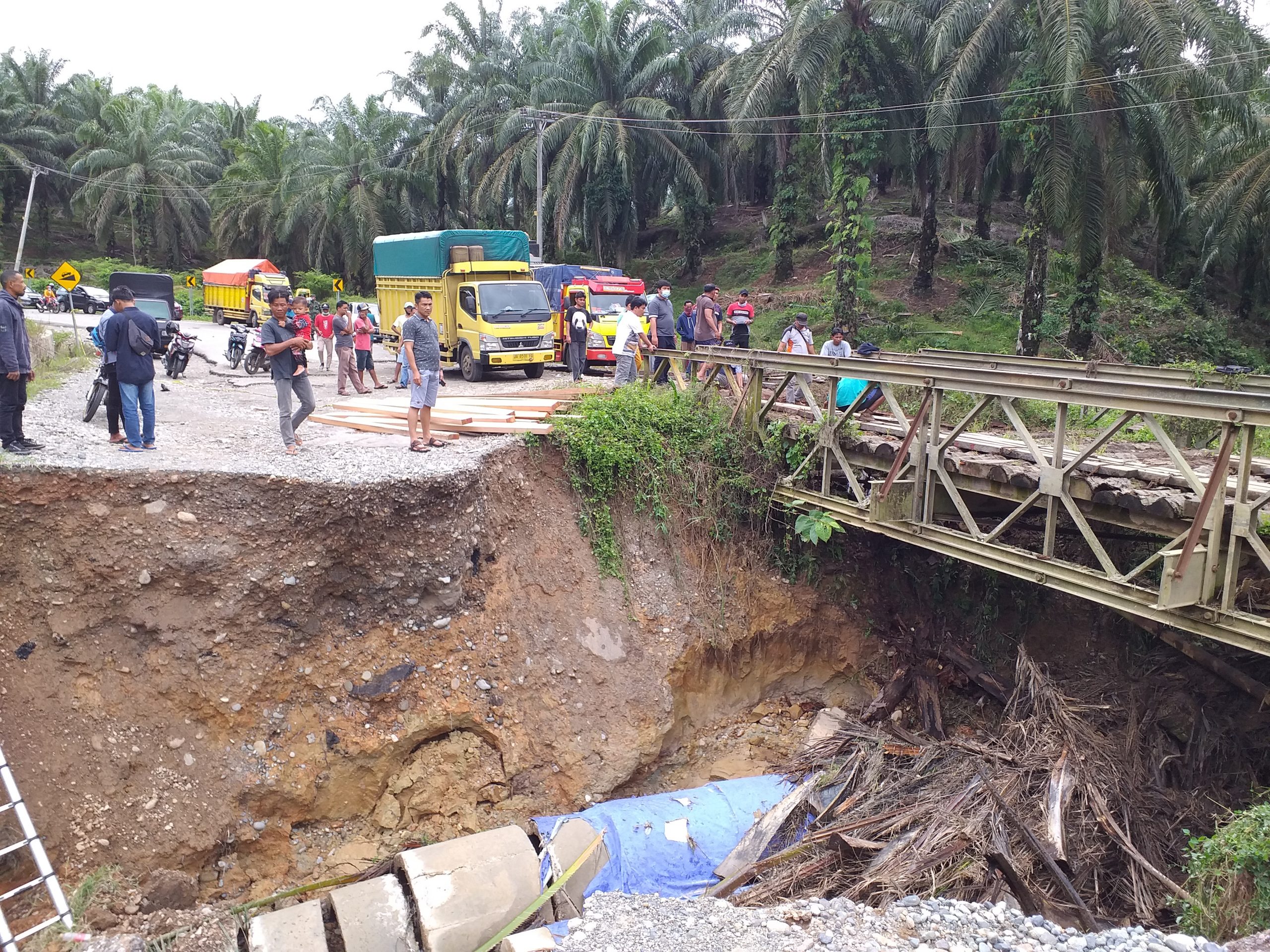 Jalinbar Penguhubung Bengkulu Utara dan Mukomuko Putus Sebabkan Antrian Panjang