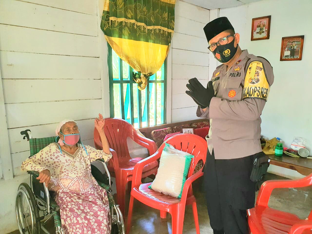 Waka Polres Bengkulu Utara Salurkan Bantuan Door to Door