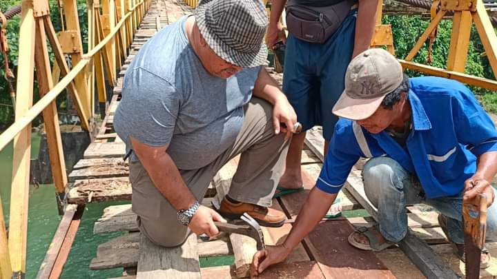 Wabup BS Ikut Gotong-Royong Ganti Lantai Jembatan