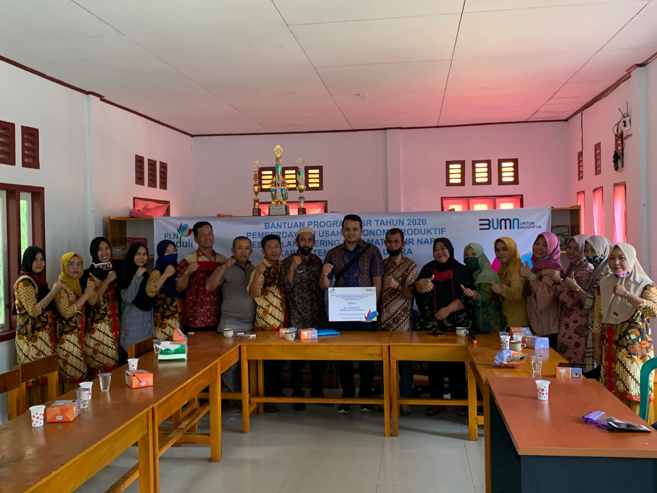 PLN UIP Sumbagsel Serahkan Bantuan CSR