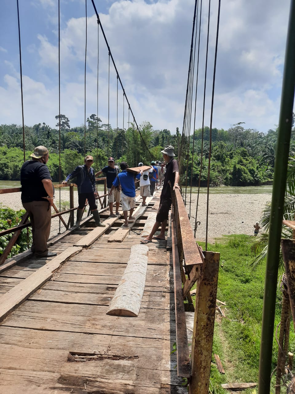 Warga Seginim Gotong Royong Ganti Lantai Jembatan