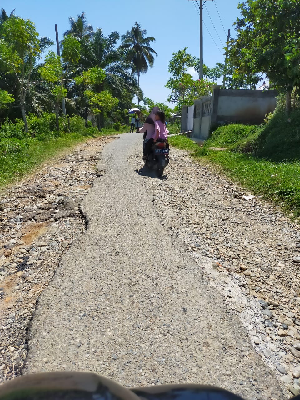 Jalan Lingkungan di Ketaping Manna, Rusak