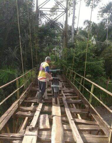 Lantai Jembatan di Desa Ganjuh Pino Lapuk, Ancam Keselamatan Warga