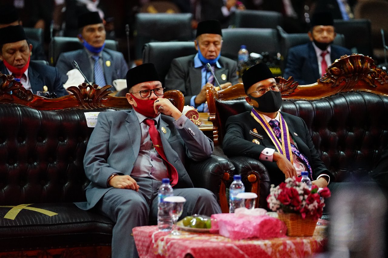 Bupati dan Ketua DPRD BS Serius Dengarkan Pidato Presiden