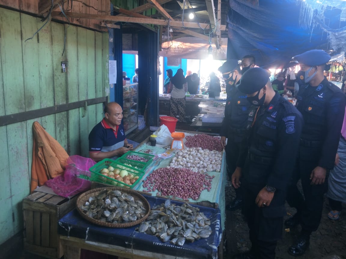 Satbrimob Polda Bengkulu Patroli Pedagang Tak Pakai Masker