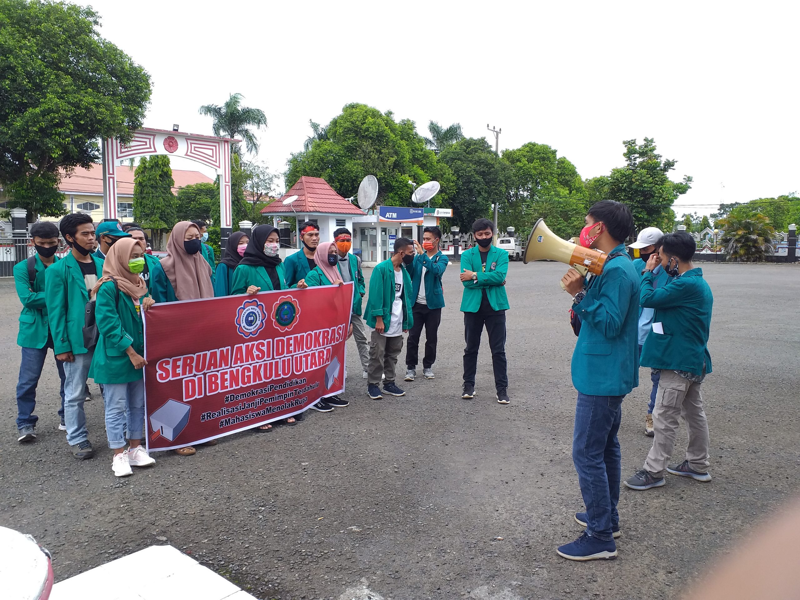 Berdemo di Depan Kantor Bupati, Puluhan Mahasiswa Unras Tuntut Janji Bupati Bengkulu Utara