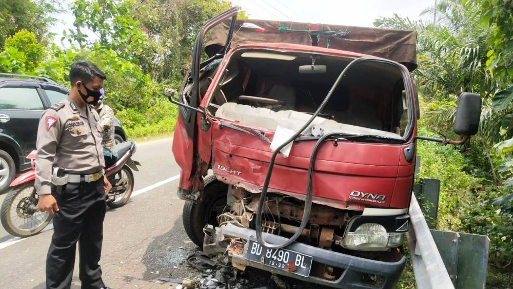 Ngantuk, Dua Truk Adu Kambing di Linau