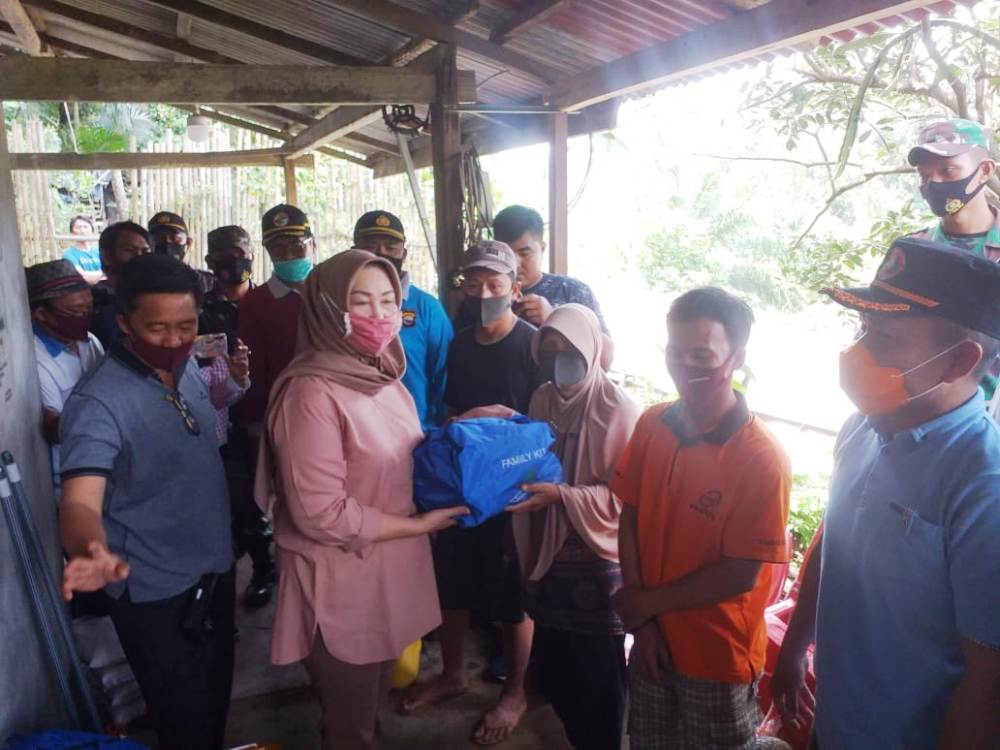 Longsor, Rumah Ambruk, Wabup Kaur Beri Bantuan