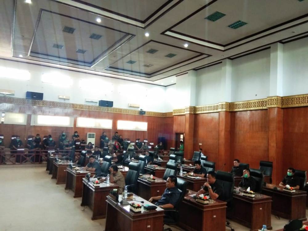 11 Dewan Kaur Absen, Rapat Paripurna Molor