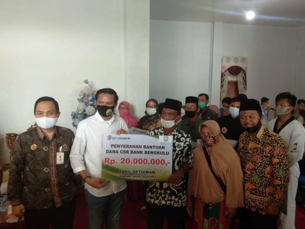 Bantu Warga Kaur, Bupati Salurkan Rp 310 Juta CSR Bank Bengkulu