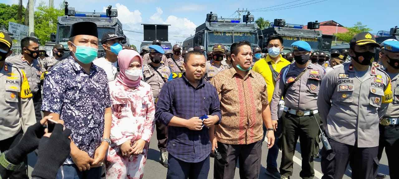 Polisi Paksa Mundur Massa Aksi di Depan DPRD Provinsi Bengkulu