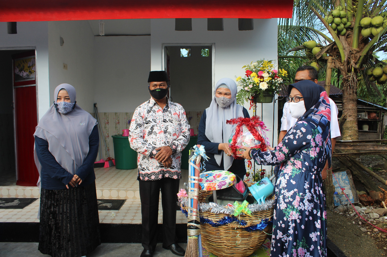 Istri Kapolda Resmikan MCK dan Panen Ikan Patin di BS