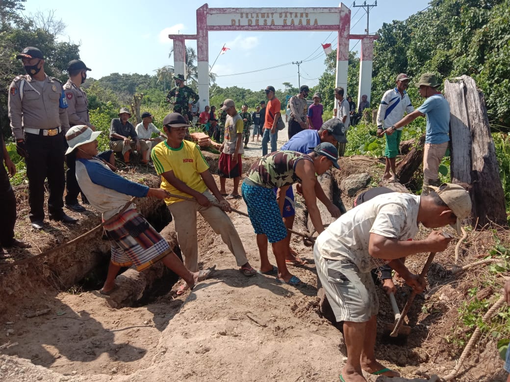 TNI-Polri dan Warga Enggano Gotong Royong Perbaiki Jembatan