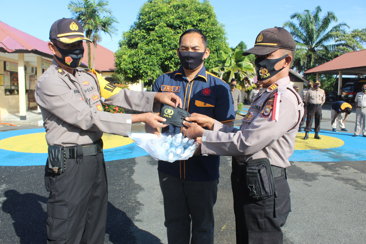 Kapolres BS Bagikan APD ke Anggota