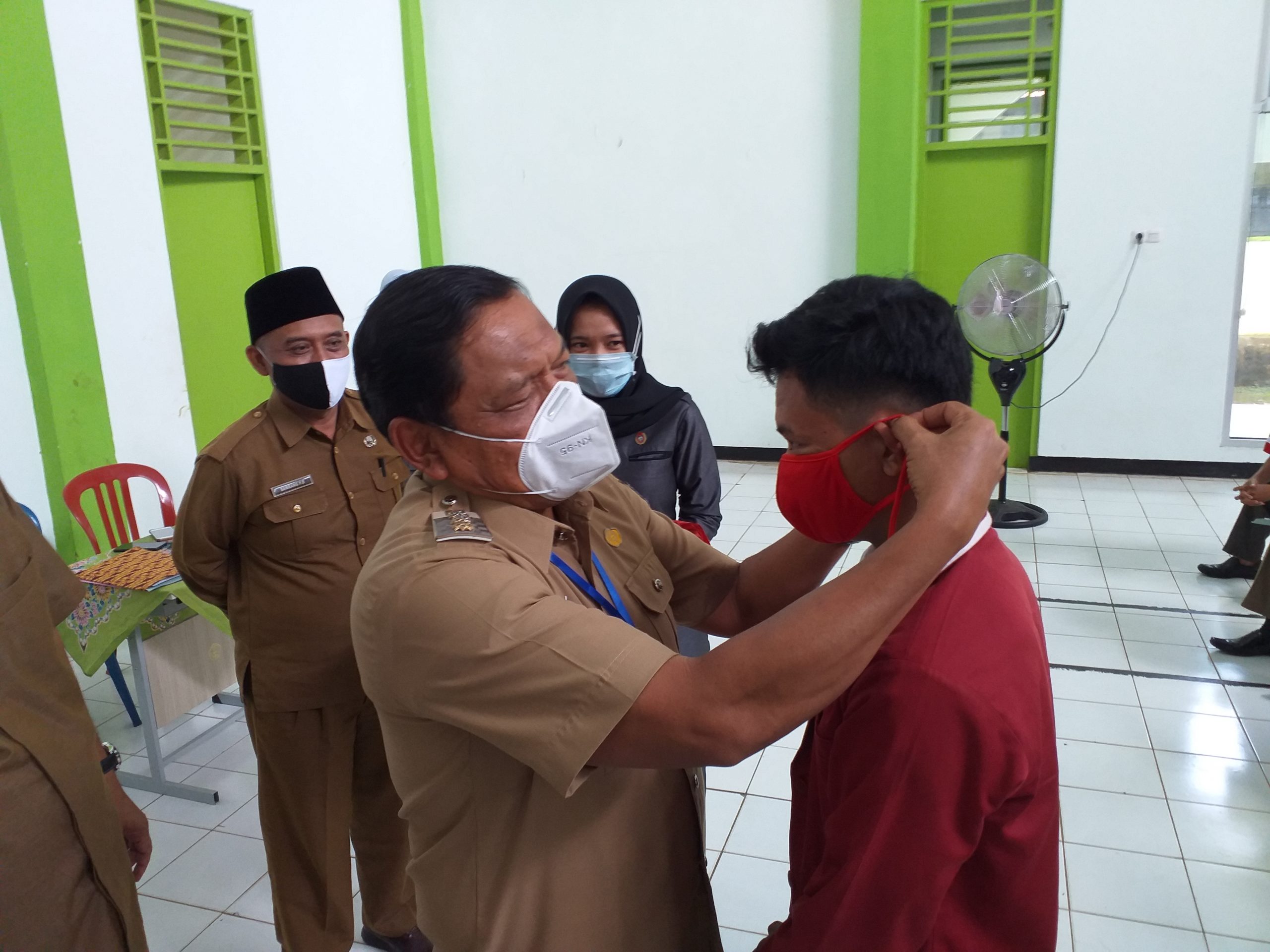 Bupati Bengkulu Utara Bagikan Seragam Batik dan Masker ke Himpaudi