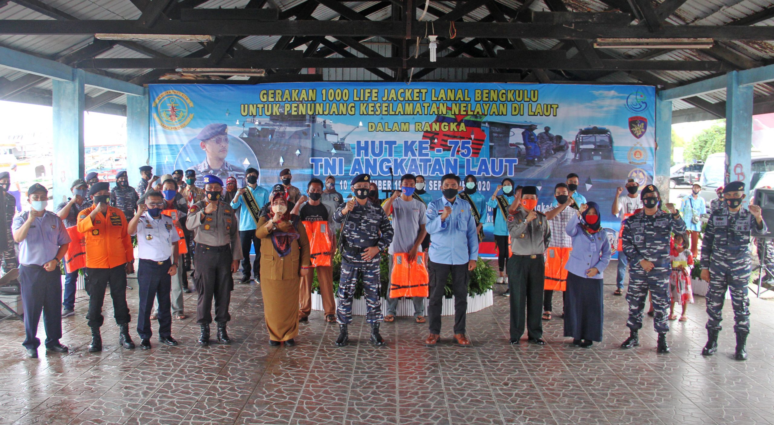 Lanal Bengkulu Bagikan 1.000 Jaket Pelampung ke Nelayan