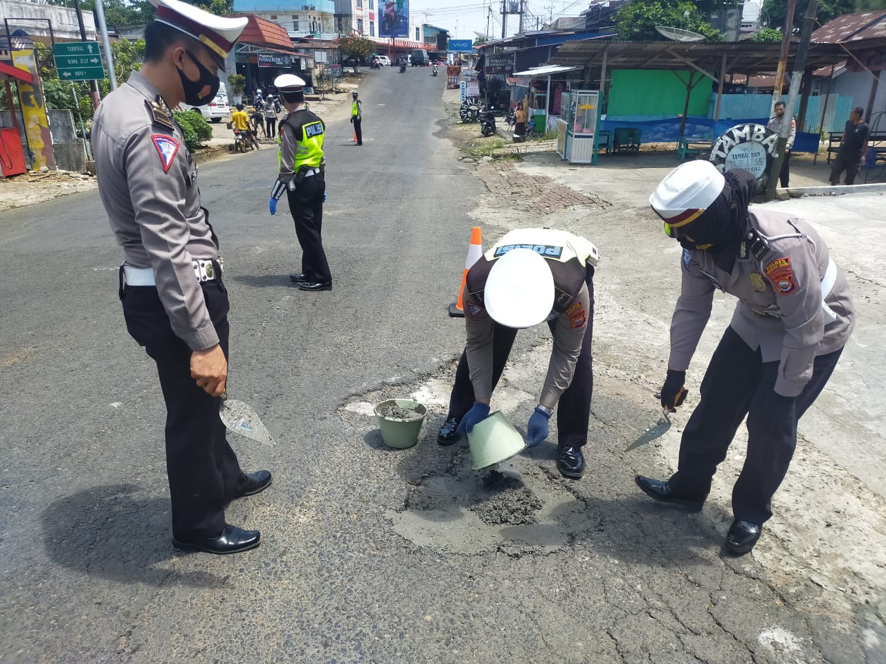 Satlantas Polres Bengkulu Utara Tambal Jalan Berlubang