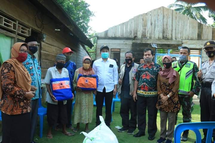 Sambangi Rumah Lansia Tertimpa Pohon, Wabup Bengkulu Utara Berikan Bantuan