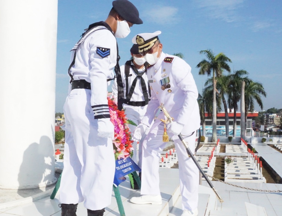 Danlanal Bengkulu Pimpin Ziarah di TMP Balai Buntar Peringati HUT Ke-75 TNI AL