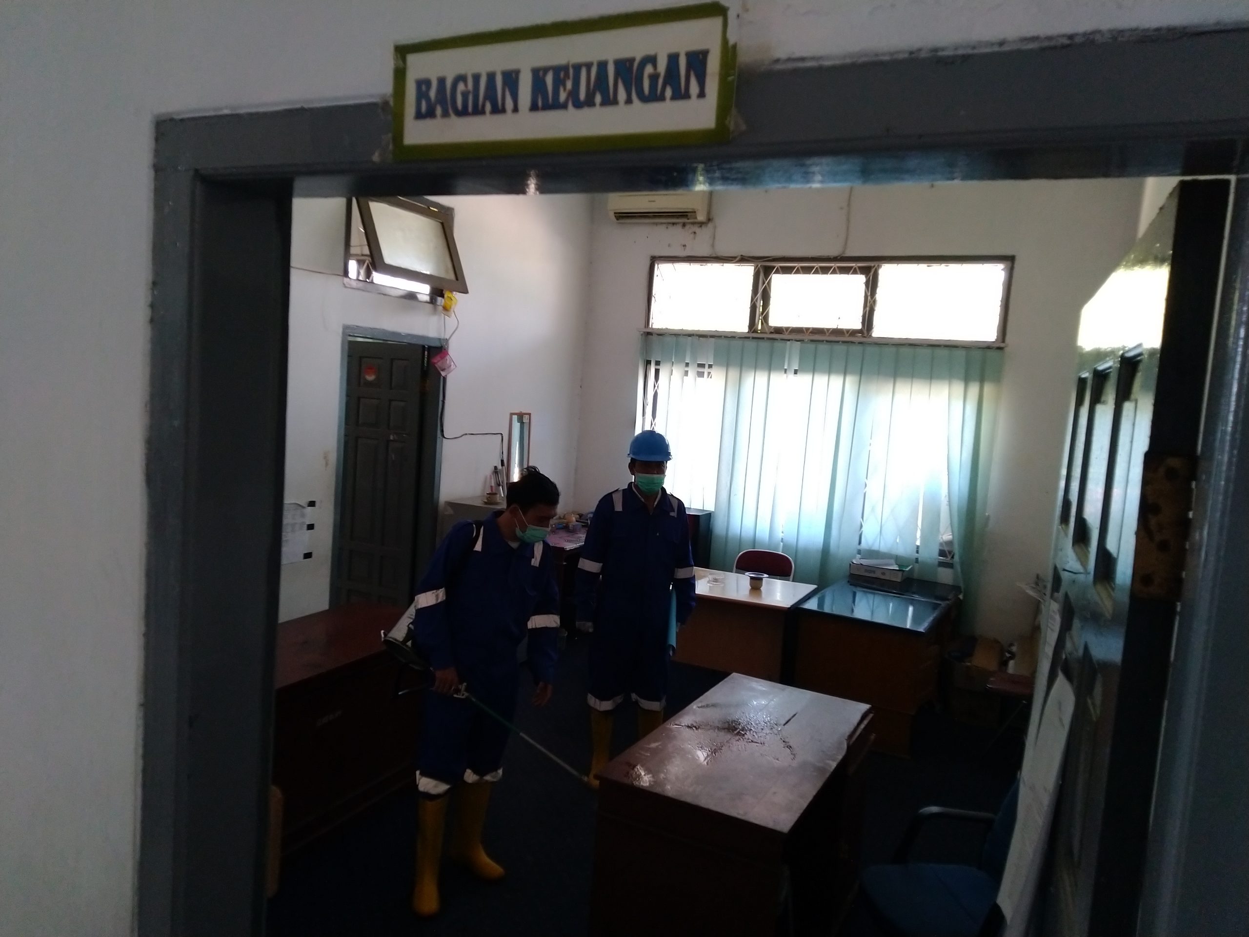 Sekretariat Dewan Seluma Disemprot Disinfektan