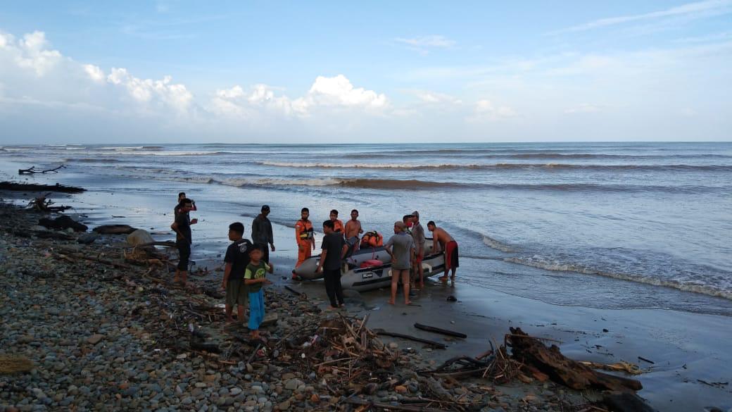 Dihempas Ombak, Perahu Nelayan Bengkulu Selatan Terbalik