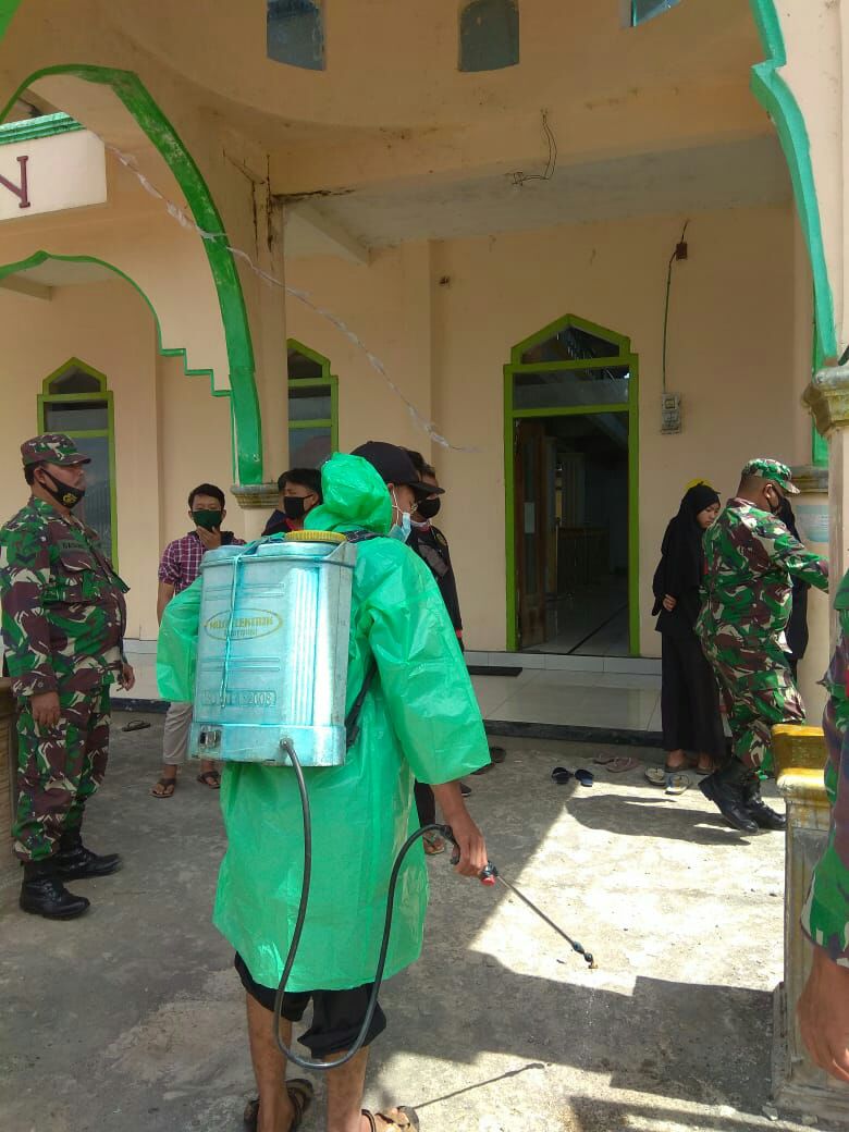 Babinsa Kodim  Rejang Lebong Semprotan Disinfektan di Desa