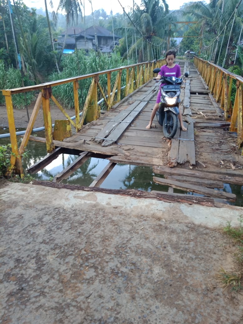 Jembatan di Kecamatan Bang Haji Bengkulu Tengah Mengancam Nyawa