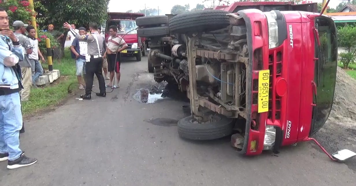 Kelebihan Muatan, Truk Pengangkut Pasir di Kota Bengkulu Terbalik