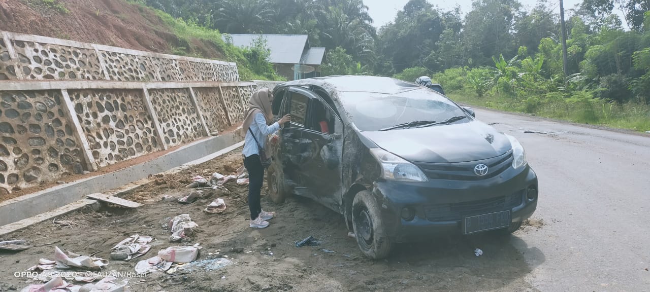 Hilang Kendali, Minibus Asal Kaur Ringsek