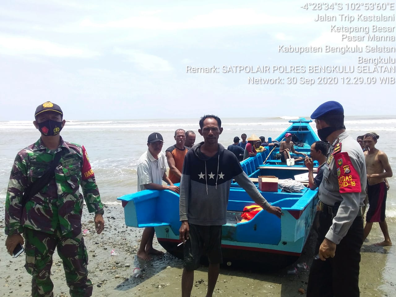 Dihantam Ombak, Perahu Nelayan Bengkulu Selatan Terbalik