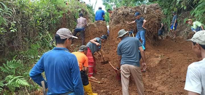 Tim BPBD dan Warga Bengkulu Selatan Gotong Royong Bersihkan Tanah Longsor