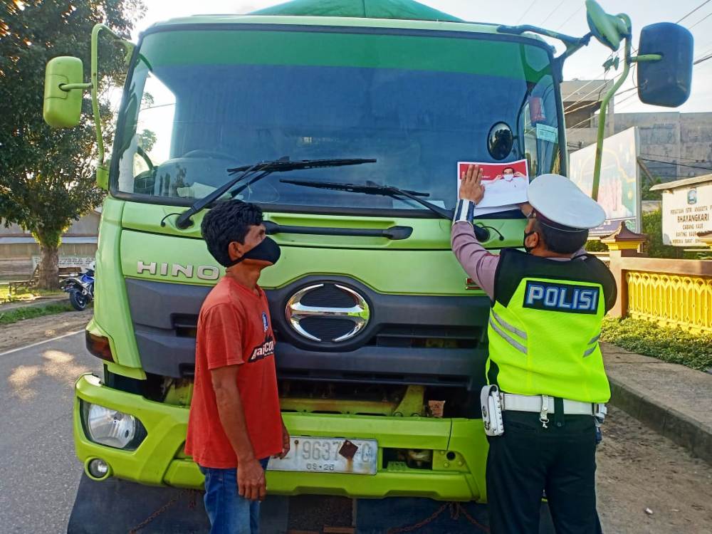 Polres Kaur Pasang Stiker Cegah Korona