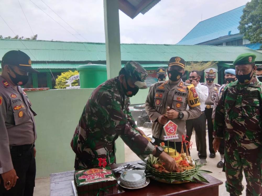 HUT TNI Ke-75, Polres Kaur Berikan Kado Tumpeng