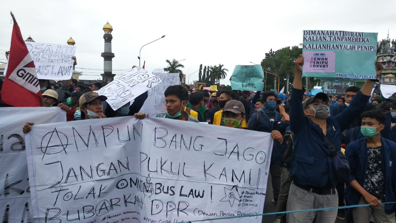 Ribuan Massa Kepung DPRD Provinsi Bengkulu Tolak Omnibus Law