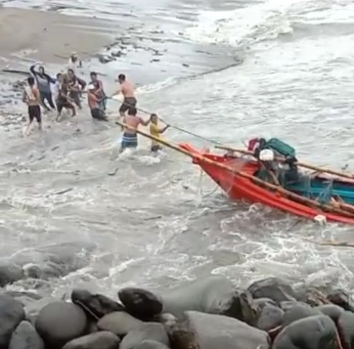 Terhempas Ombak, 1 Perahu Nelayan Bengkulu Utara Hancur