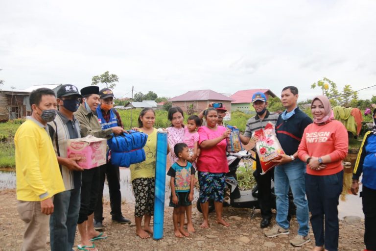 Pemkot Bengkulu Bagikan Bantuan Korban Banjir di Rawa Makmur