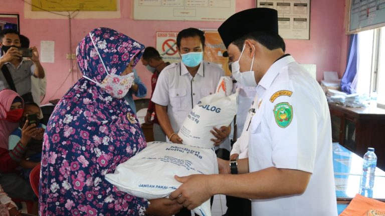 Pemkot Bengkulu Salurkan Bantuan Kemensos, 946 KPM Terima Bantuan Beras