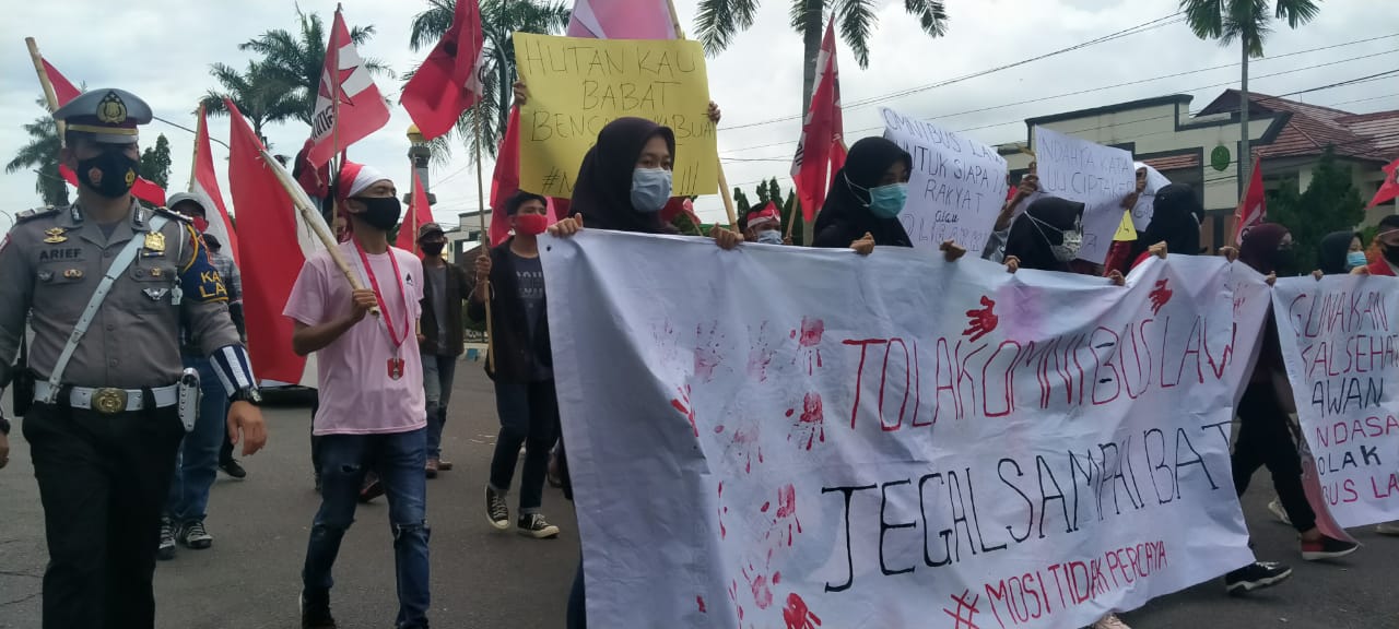 Tuntut Cabut Omnibus Law, Mahasiswa GMNI Bengkulu Turun ke Jalan