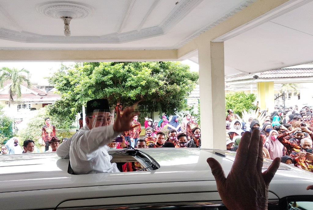 Terapkan Prokes Covid-19, Massa Pendukung Agusrin Diurai di Jalan Raya