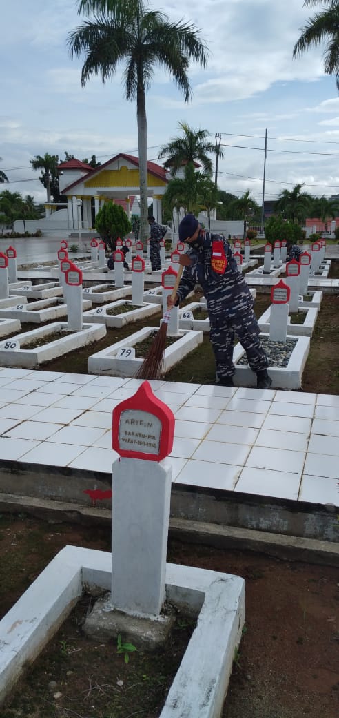 Peringati HUT TNI, Lanal Bengkulu Bersihkan TMP Balai Buntar