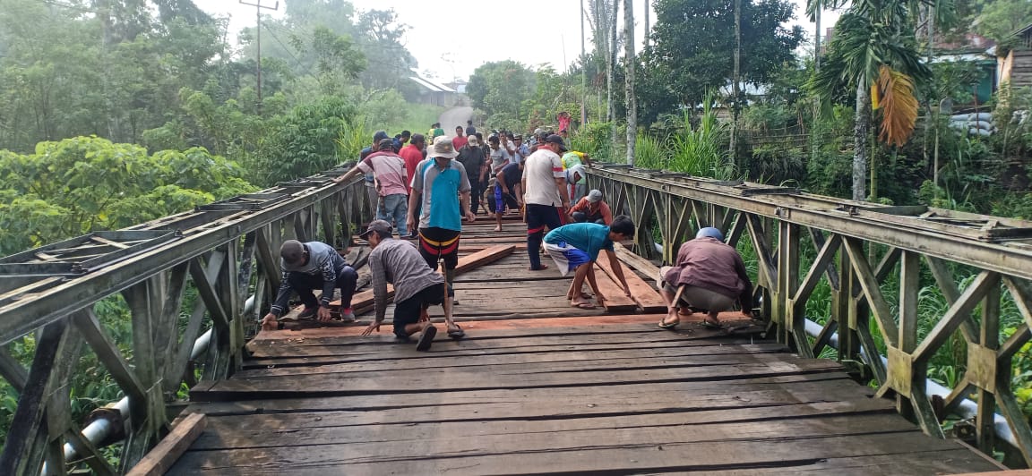 Warga Desa Taba Padang Gotong Royong Perbaiki Jembatan Rusak