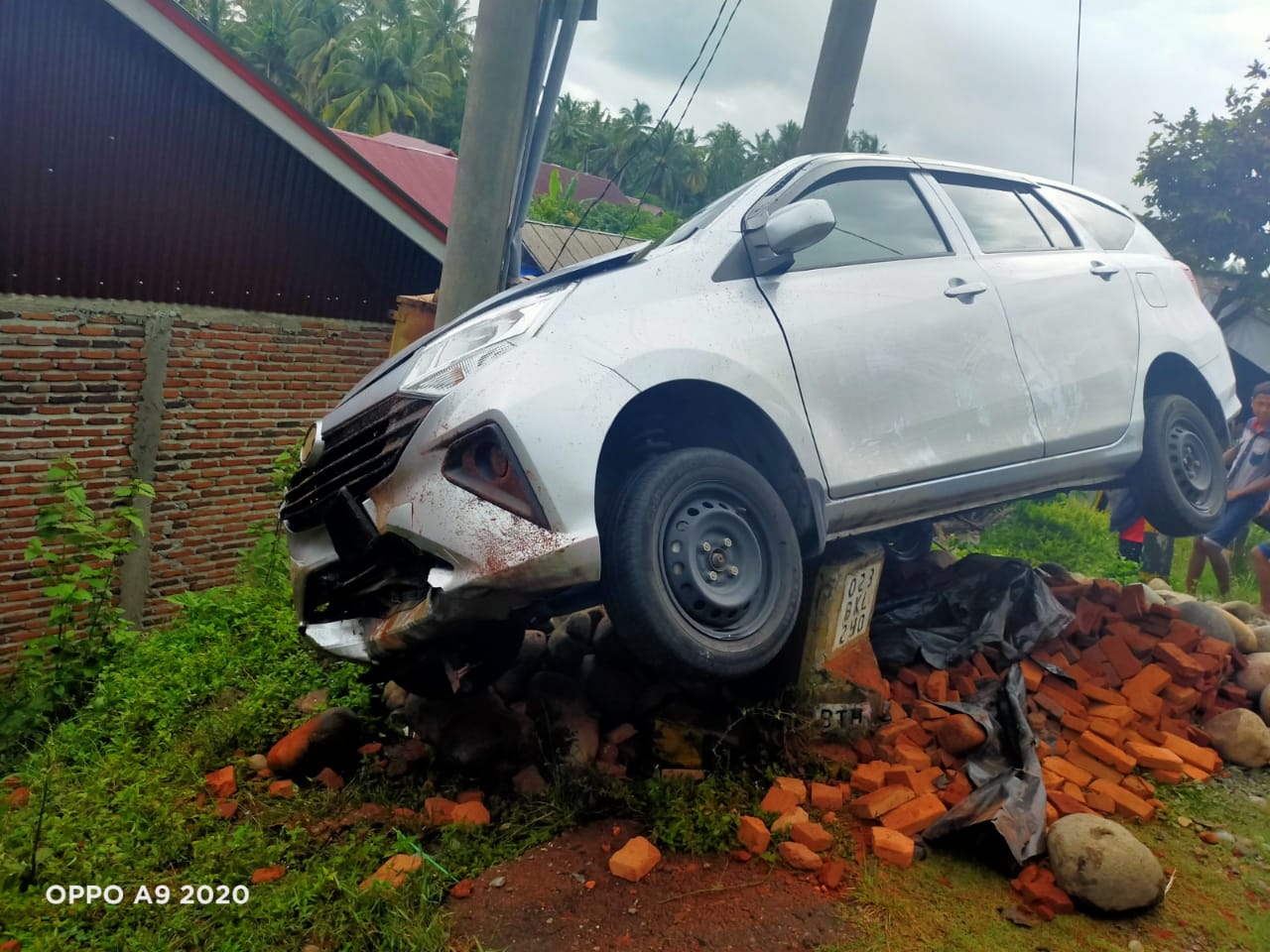 Hilang Kendali, Sigra Tabrak Tumpukan Bata di Kaur