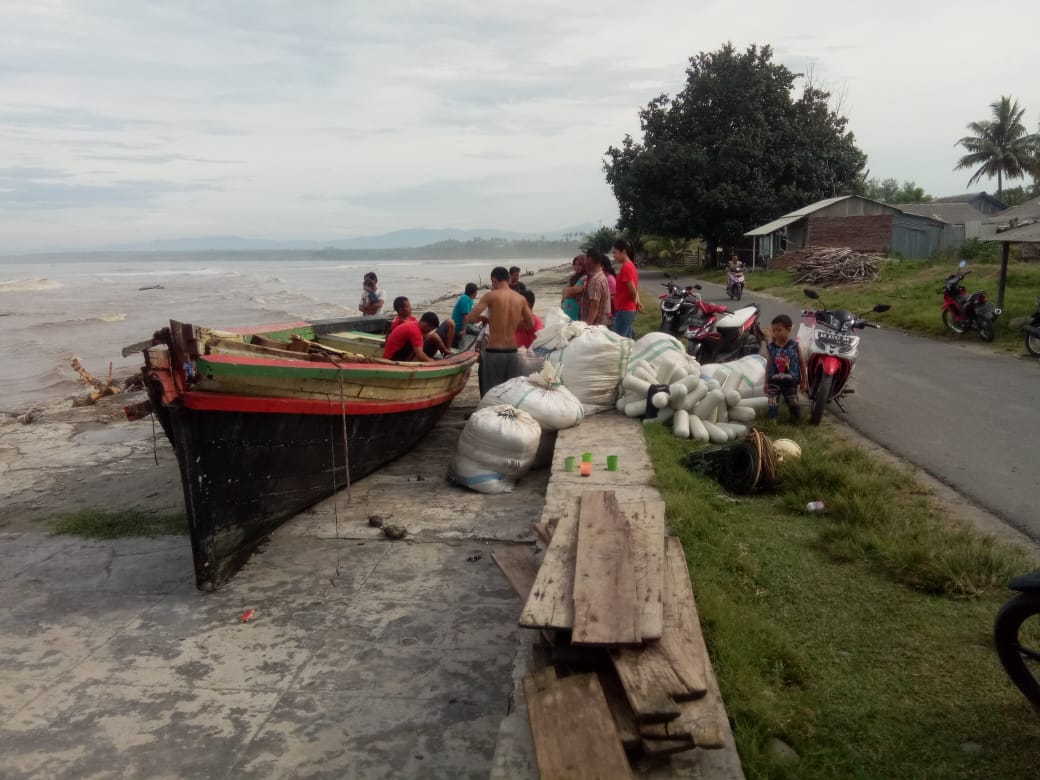 Dihantam Ombak, Perahu Nelayan Terbalik