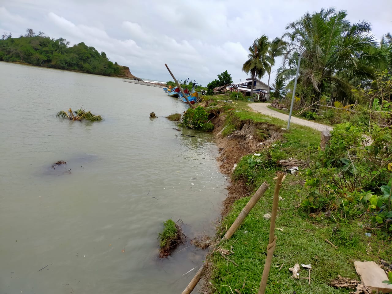 Tergerus Sungai, Jalan ke Pantai Mangkudum Terancam